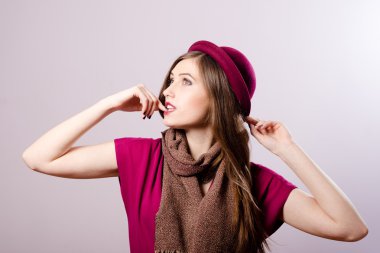 Kırmızı şapkalı kadın