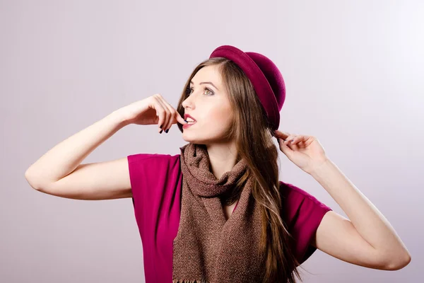 Jeune femme en chapeau rouge — Photo