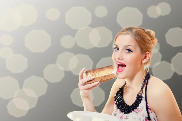 Donna mangiare pezzo di torta al cioccolato — Foto Stock