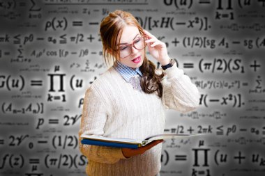 Bayan bardaklarda kitap okuma