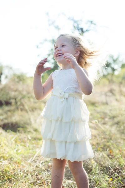 Liten flicka på grön bakgrund — Stockfoto