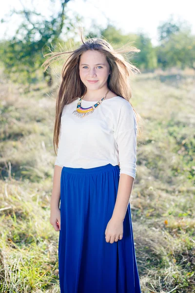 Meisje in een witte blauwe jurk — Stockfoto