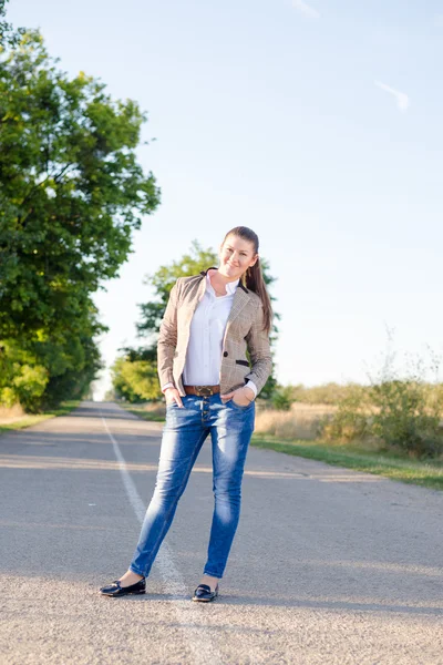 Lady standing on country road — Stock Photo, Image