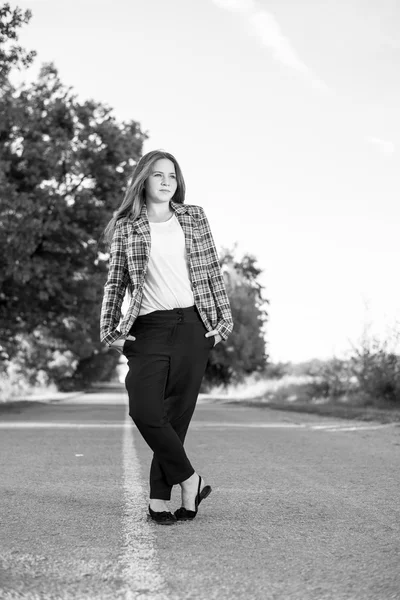 Lady standing on country road — Stock Photo, Image