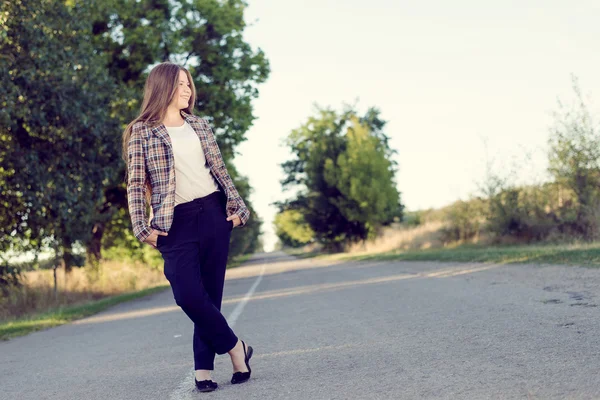 Lady stående på landsväg — Stockfoto