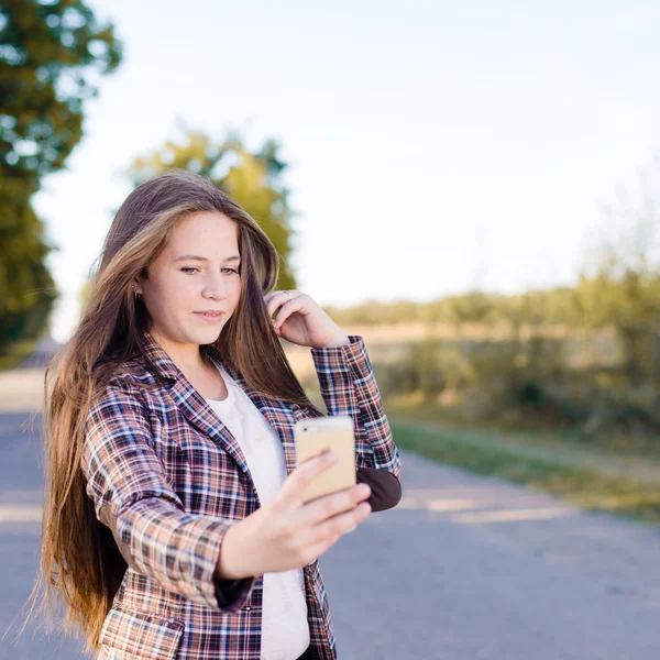 Flicka med selfie utomhus — Stockfoto