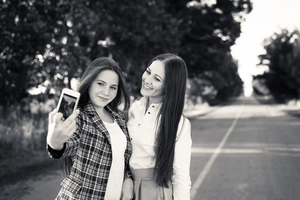 Meninas tomando selfie ao ar livre — Fotografia de Stock