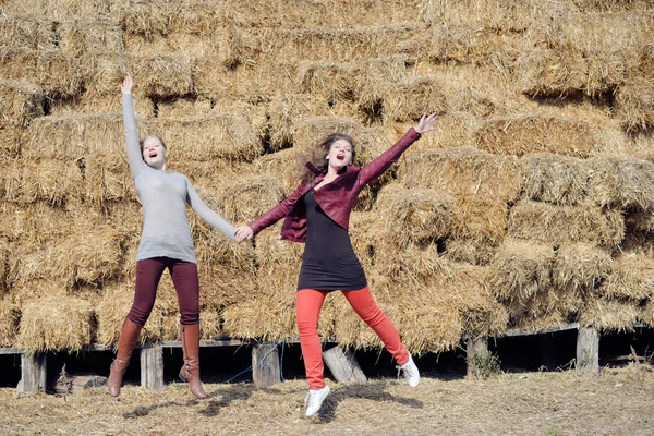 Two friends jumping — Stock Photo, Image