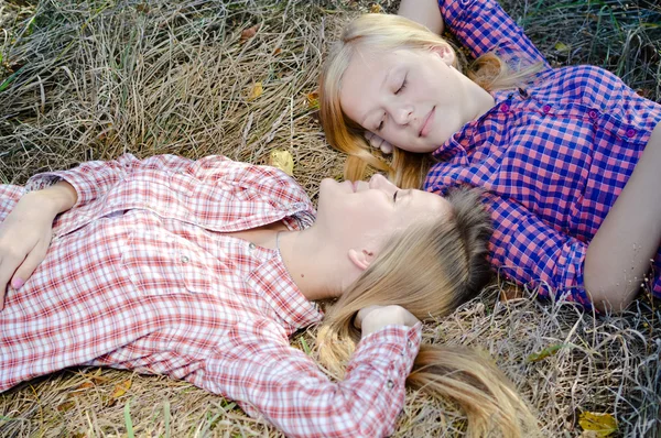Chicas felices tumbadas cabeza a cabeza —  Fotos de Stock