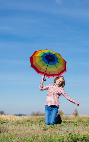 少女跳着五颜六色的雨伞 — 图库照片