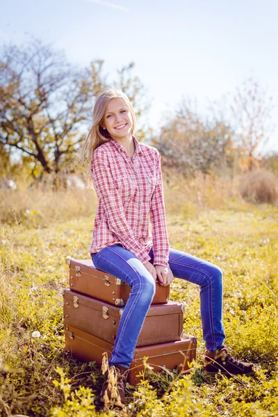 Chica con maletas retro — Foto de Stock