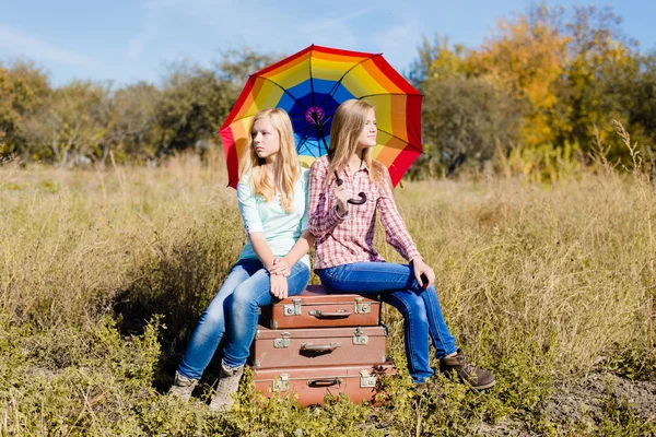 Girls with retro suitcases and umbrella — Stock Photo, Image