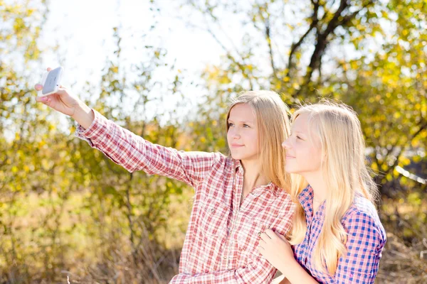 Κορίτσια λαμβάνοντας selfie σε εξωτερικούς χώρους — Φωτογραφία Αρχείου