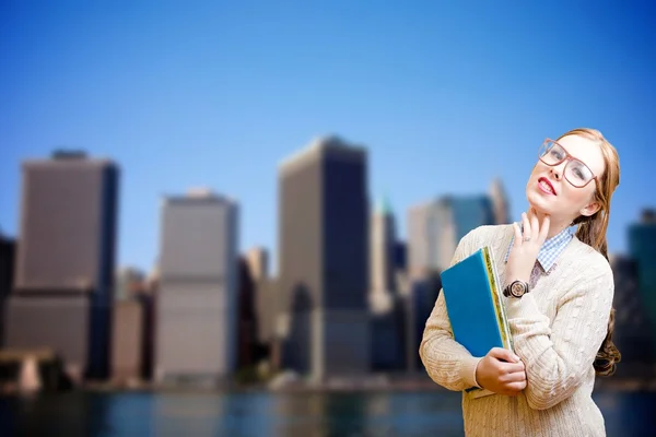 Dame mit Büchern zum Hintergrund der Stadt — Stockfoto