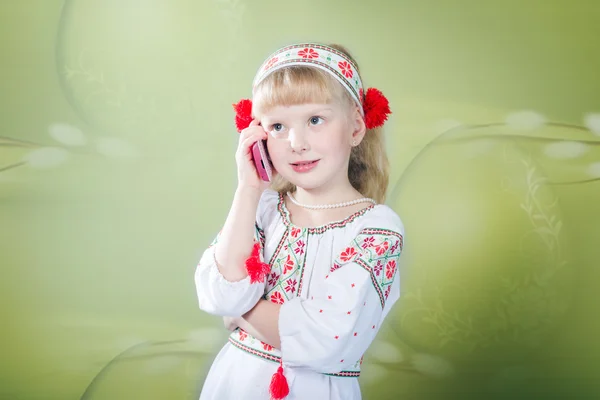 Flicka i ukrainska broderade kläder — Stockfoto