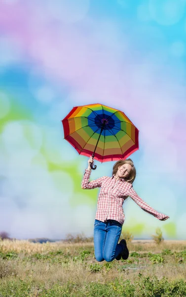 Fille heureuse avec parapluie sur le terrain — Photo