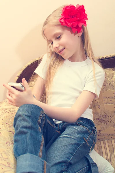 Chica usando el teléfono móvil — Foto de Stock