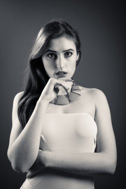 Genç bir kadının siyah beyaz portresi