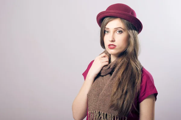 Jonge vrouw in de rode hoed — Stockfoto