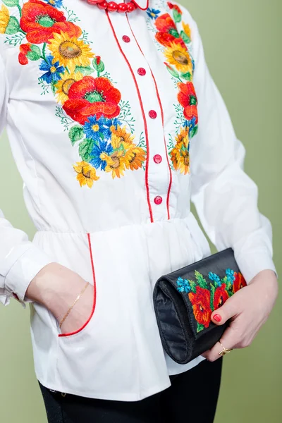 Жінка в вишитому одязі ручної роботи з сумкою — стокове фото