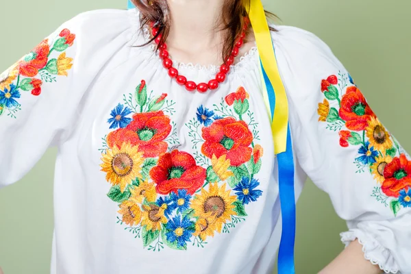 Vrouw in handgemaakte geborduurde kleding met handtas — Stockfoto