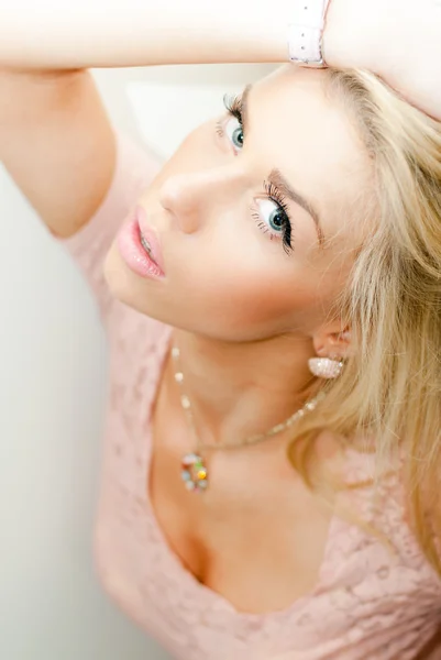 Jeune femme blonde sensuelle — Photo