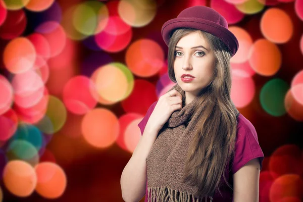 Jeune femme en chapeau rouge — Photo