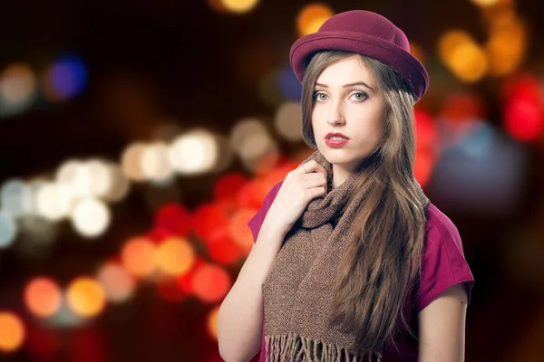 Jovem mulher de chapéu vermelho — Fotografia de Stock