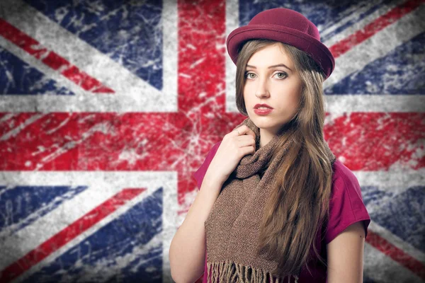 Jonge vrouw over grunge Britse vlag — Stockfoto