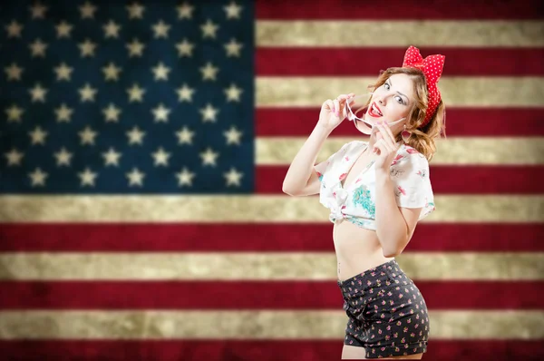 Krásná žena s vlajkou Usa — Stock fotografie