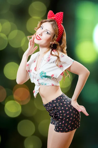 Pinup jonge dame op de achtergrond bokeh — Stockfoto