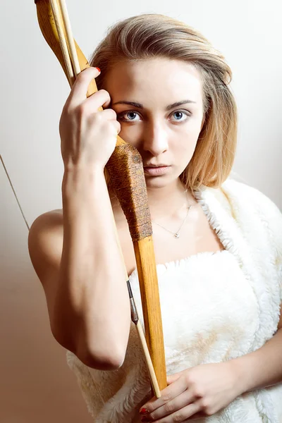 若い女性保持弓 — ストック写真