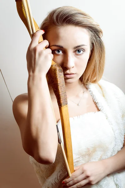 Jovem mulher segurando arco — Fotografia de Stock