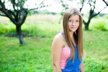 güzel genç kız açık havada