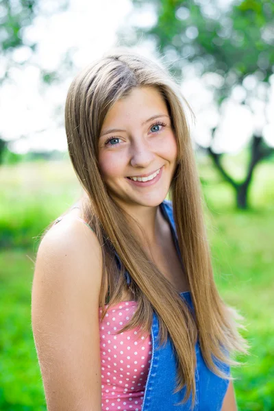 Beautiful teenage girl outdoors — Stock Photo, Image