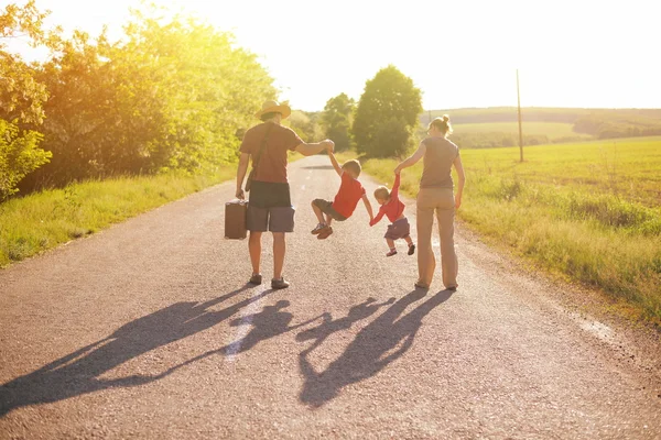 Silhouette di famiglia che cammina nel parco all'alba — Foto Stock