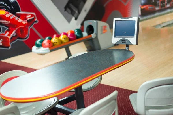 Fargerike bowlingkuler ved bordet – stockfoto
