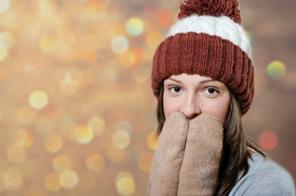 Flicka i vinter mössa och vantar — Stockfoto