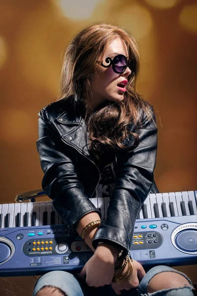 Mujer en gafas de sol con sintetizador —  Fotos de Stock