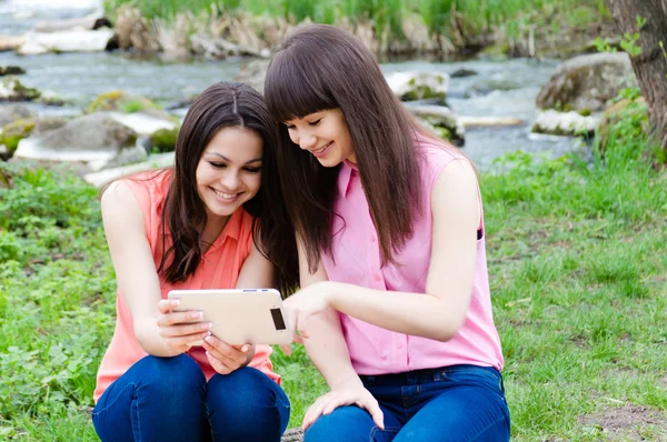 Mädchen nutzen digitales Tablet im Park — Stockfoto