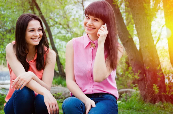 Young girls smiling with cell phone — Stock Photo, Image