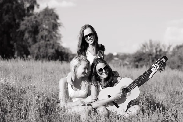 Three young people teenage girls playing guitar — Stock Photo, Image