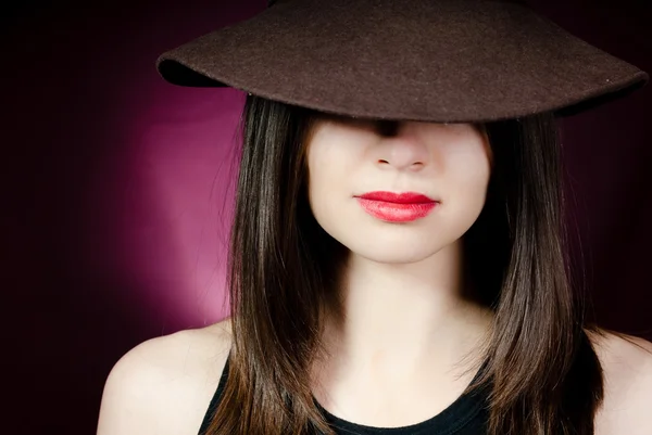 Mujer con labios rojos en sombrero — Foto de Stock