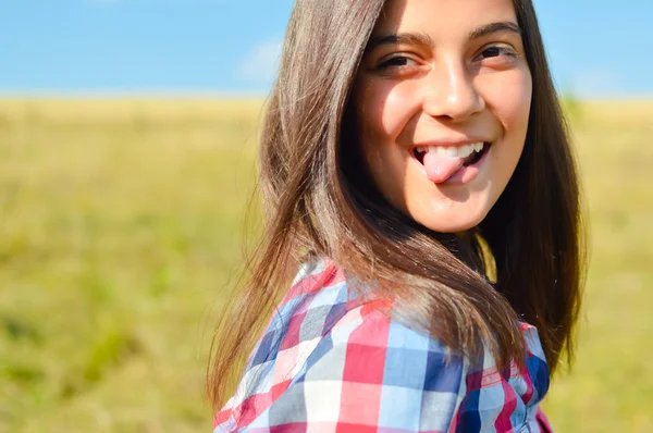 Adolescente chica mostrando lengua — Foto de Stock