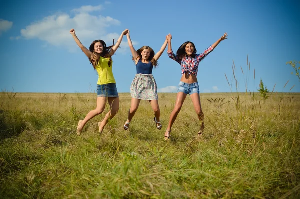 Ragazze adolescenti che saltano sul campo estivo — Foto Stock