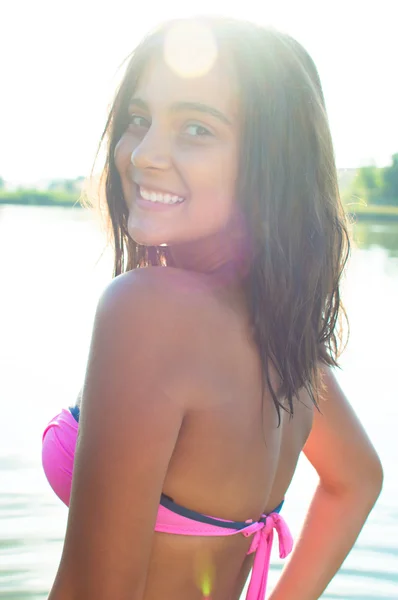 Teenager Mädchen im Badeanzug — Stockfoto