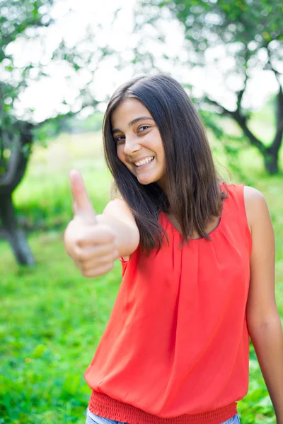 Tonårig flicka visar tummen upp — Stockfoto