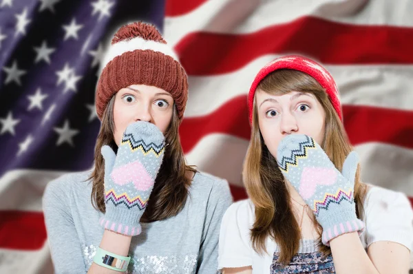 Muchachas jóvenes sorprendidas en sombreros y mitones —  Fotos de Stock