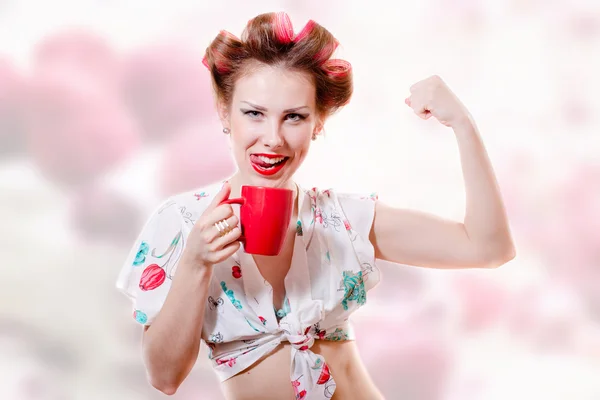 Mujer bebiendo té y mostrando bíceps — Foto de Stock