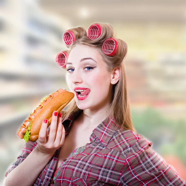 Pinup woman eating hot dog — Stock fotografie